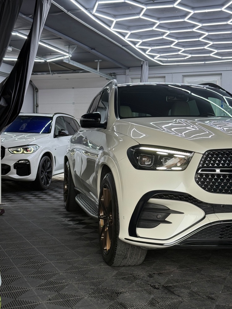 Detail starostlivosti o lak automobilu